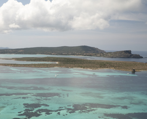 Vista panoramica di una cala con acqua trasparente nel Parco Nazionale dell'Asinara.