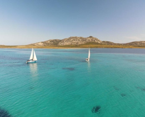 Vista panoramica di una cala con acqua trasparente nel Parco Nazionale dell'Asinara.