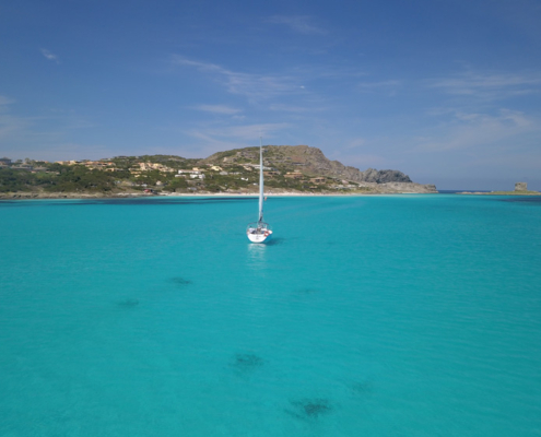 Vista panoramica di una cala con acqua trasparente nel Parco Nazionale dell'Asinara.