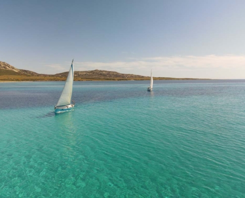 Vista panoramica di una cala con acqua trasparente nel Parco Nazionale dell'Asinara.