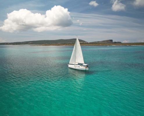 Vista panoramica di una cala con acqua trasparente nel Parco Nazionale dell'Asinara.