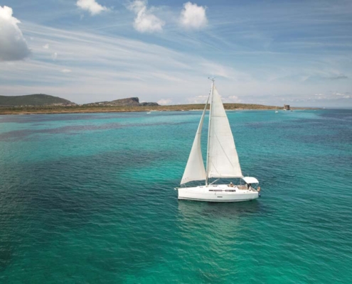 Vista panoramica di una cala con acqua trasparente nel Parco Nazionale dell'Asinara.