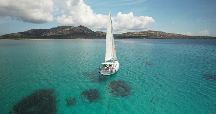 Vista panoramica di una cala con acqua trasparente nel Parco Nazionale dell'Asinara.
