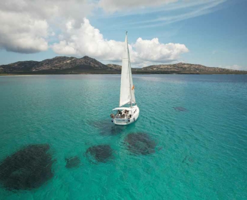 Vista panoramica di una cala con acqua trasparente nel Parco Nazionale dell'Asinara.