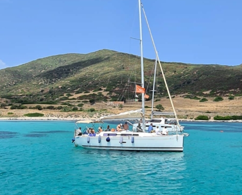 Vista panoramica di una cala con acqua trasparente nel Parco Nazionale dell'Asinara.