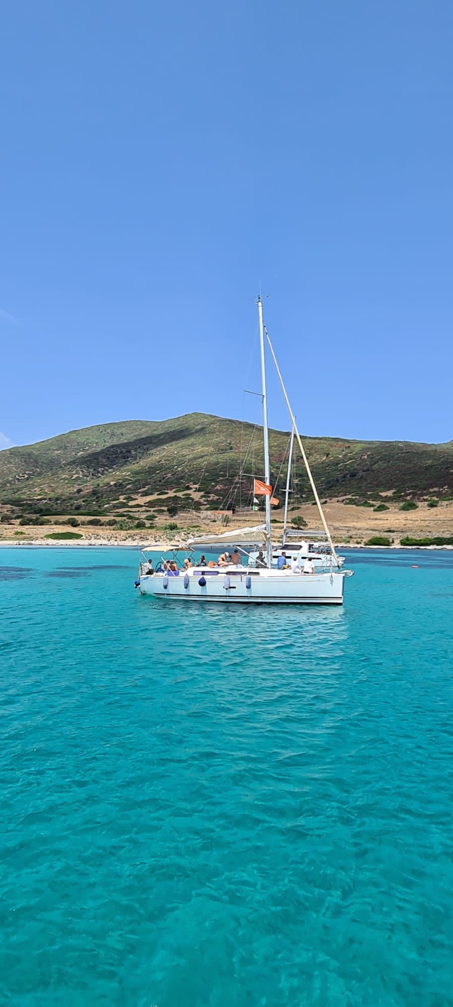 Vista panoramica di una cala con acqua trasparente nel Parco Nazionale dell'Asinara.