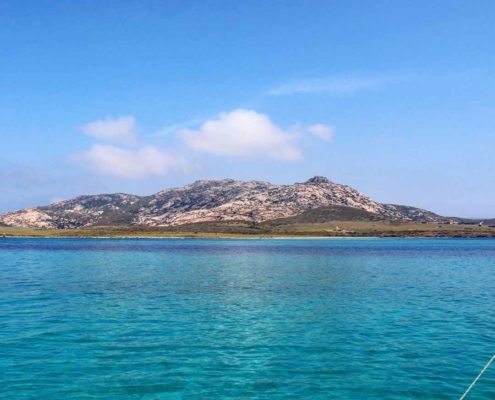 Vista panoramica di una cala con acqua trasparente nel Parco Nazionale dell'Asinara.