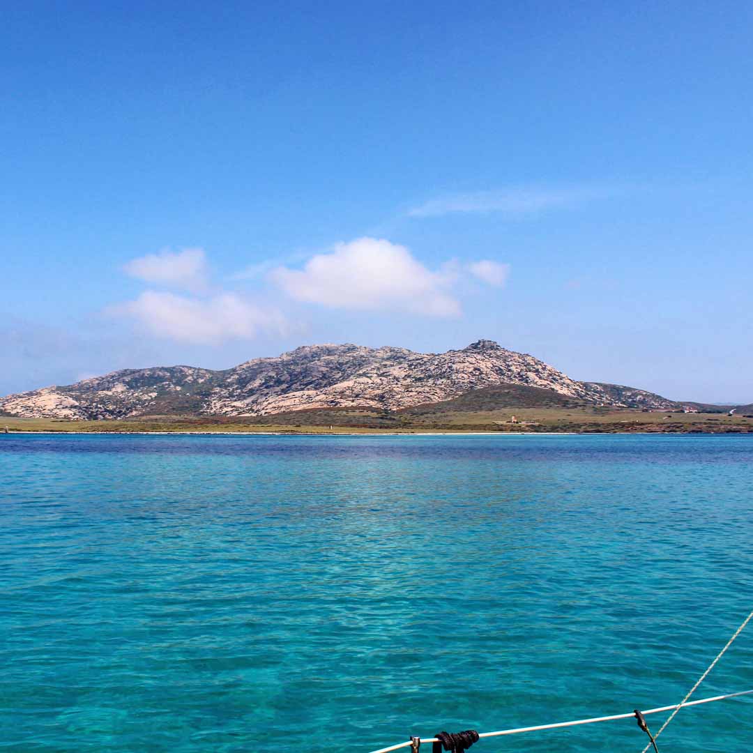 Vista panoramica di una cala con acqua trasparente nel Parco Nazionale dell'Asinara.