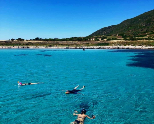 Vista panoramica di una cala con acqua trasparente nel Parco Nazionale dell'Asinara.