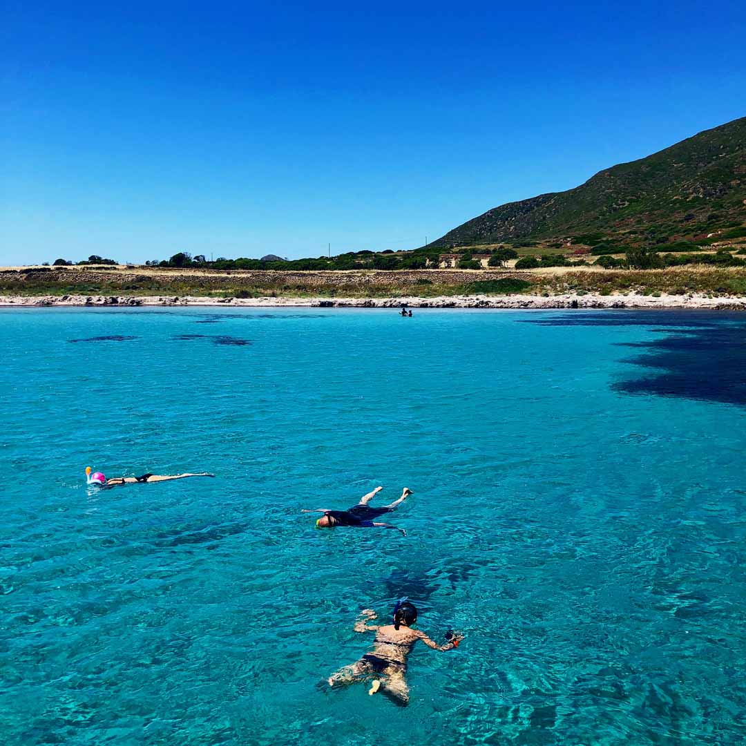 Vista panoramica di una cala con acqua trasparente nel Parco Nazionale dell'Asinara.