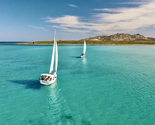Vista panoramica di una cala con acqua trasparente nel Parco Nazionale dell'Asinara.