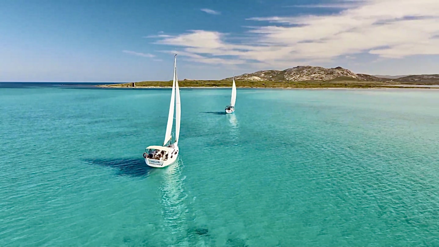 Vista panoramica di una cala con acqua trasparente nel Parco Nazionale dell'Asinara.