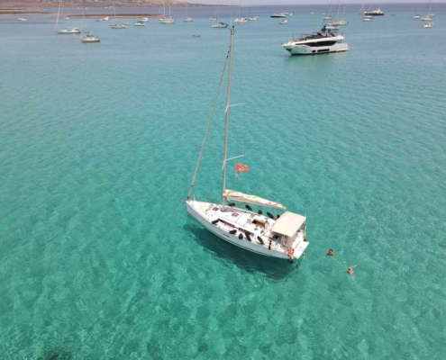Vista panoramica di una cala con acqua trasparente nel Parco Nazionale dell'Asinara.