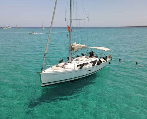 Vista panoramica di una cala con acqua trasparente nel Parco Nazionale dell'Asinara.