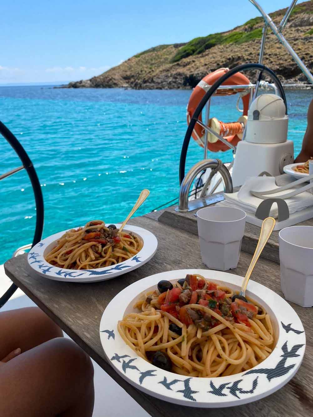 Piatto di pasta con frutti di mare servito a bordo durante il pranzo dell'escursione.