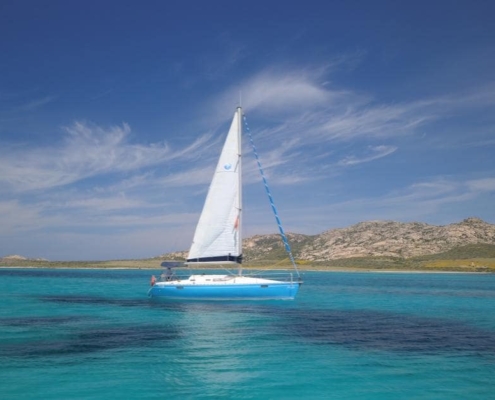 Vista panoramica di una cala con acqua trasparente nel Parco Nazionale dell'Asinara.